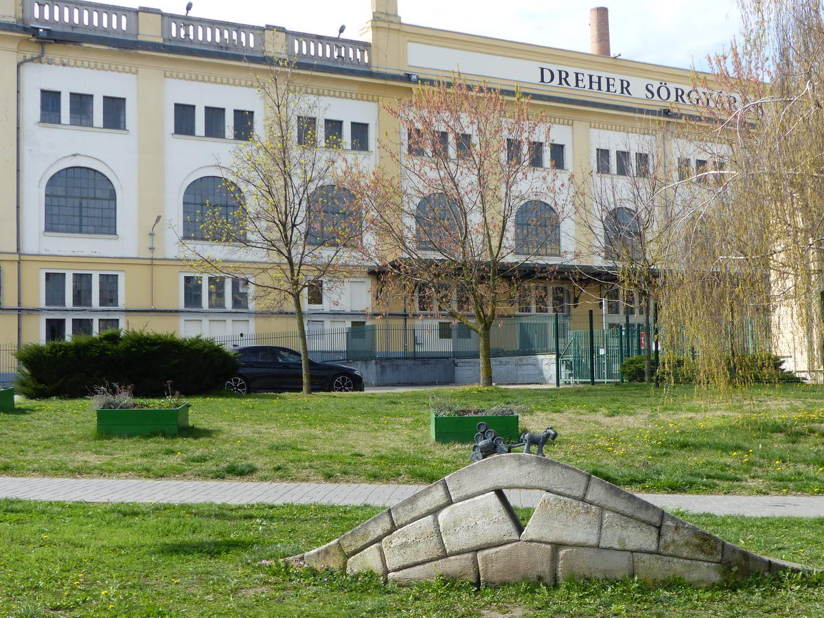 A Dreher Sörgyár épületei előtti parkban is található egy Kolodko alkotás...