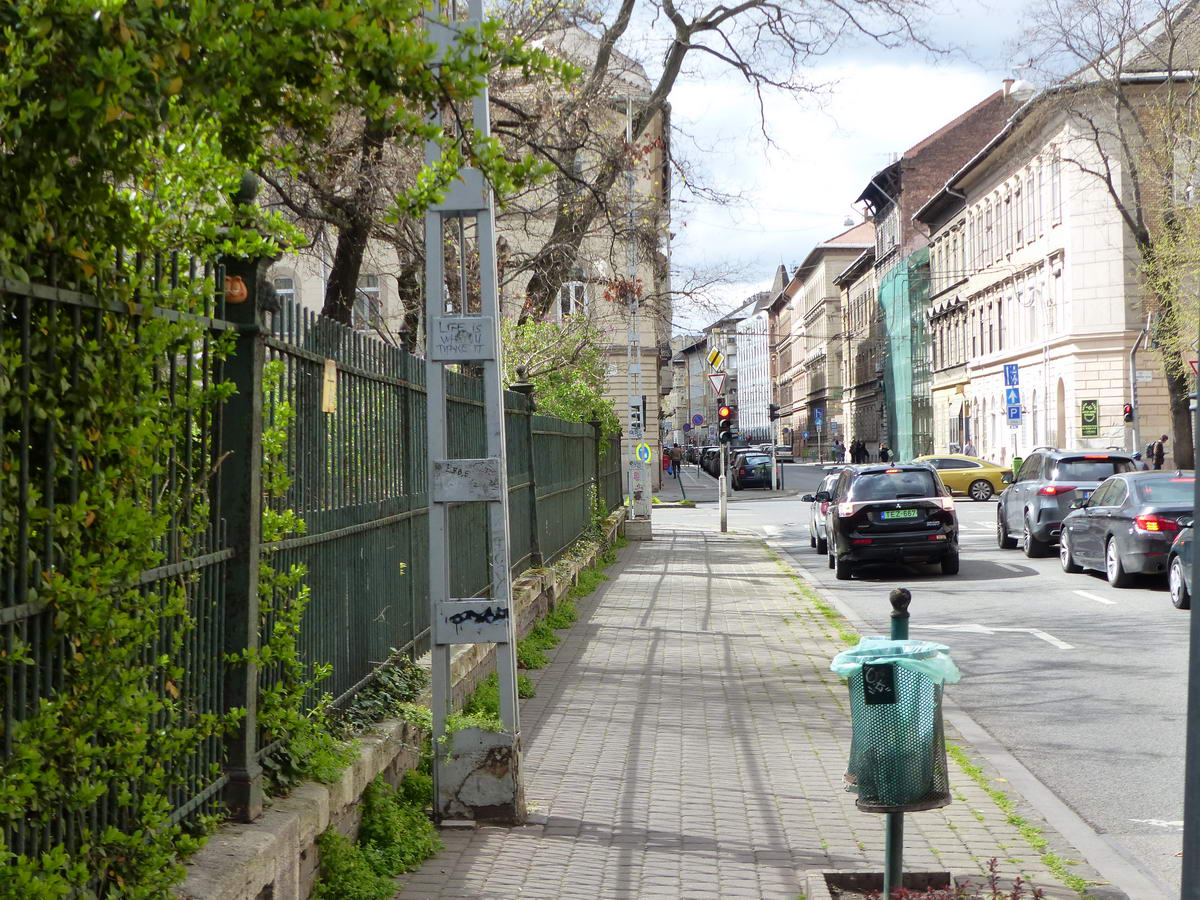 Az Állatorvostudományi Egyetem hátsó frontján, a Dembinszky utca és a Rottenbiller utca kereszteződése közelében található Garfield arca a kerítésoszlopon