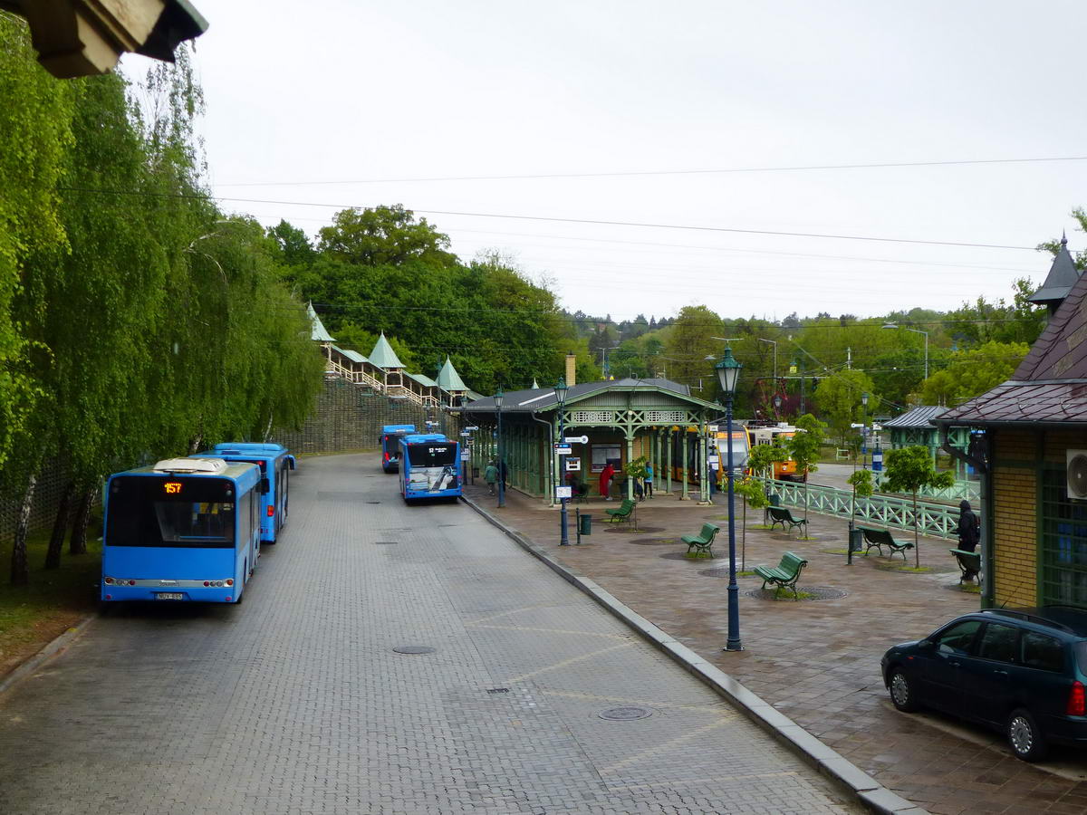 A hűvösvölgyi villamos- és buszvégállomás egy esős szombat reggelen