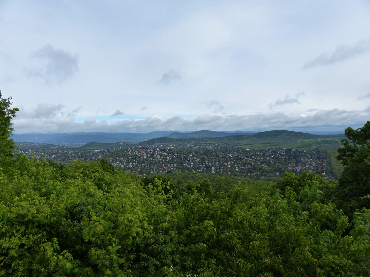 És az onnan nyíló kilátás Pesthidegkútra, a Budai-hegység északi gerincére és a távoli Pilisre