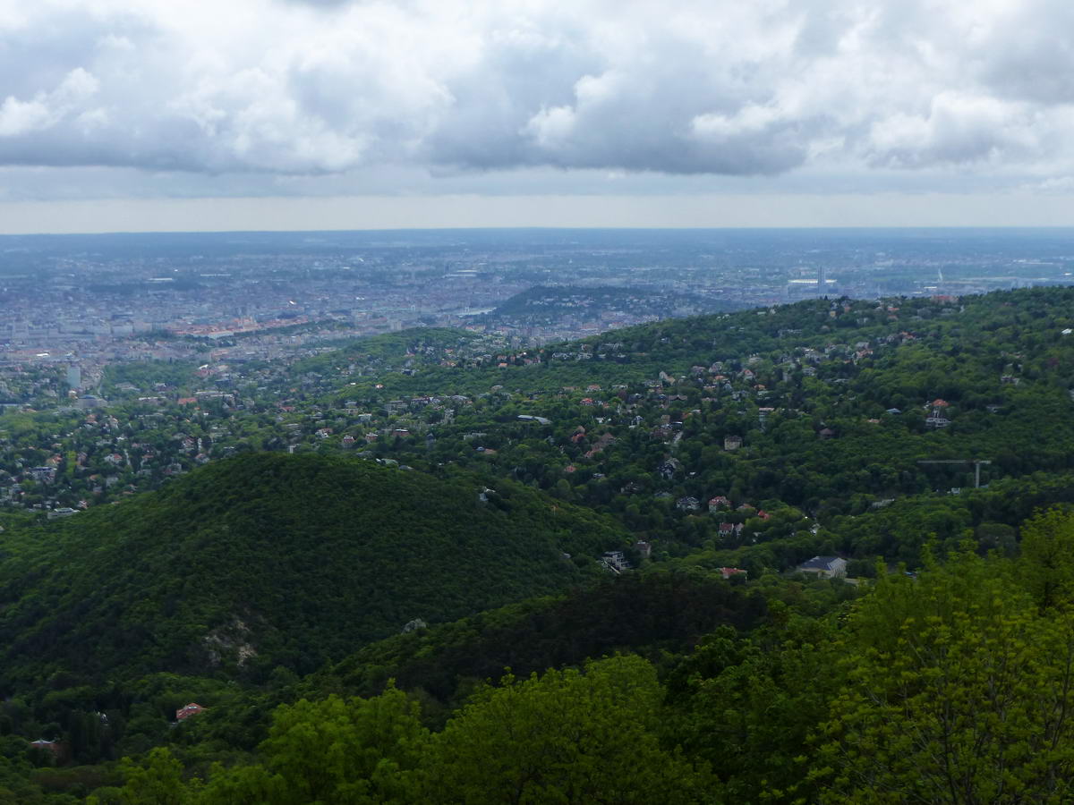 Kilátás a Belváros déli részére és a jobbra középen álló Gellért-hegyre
