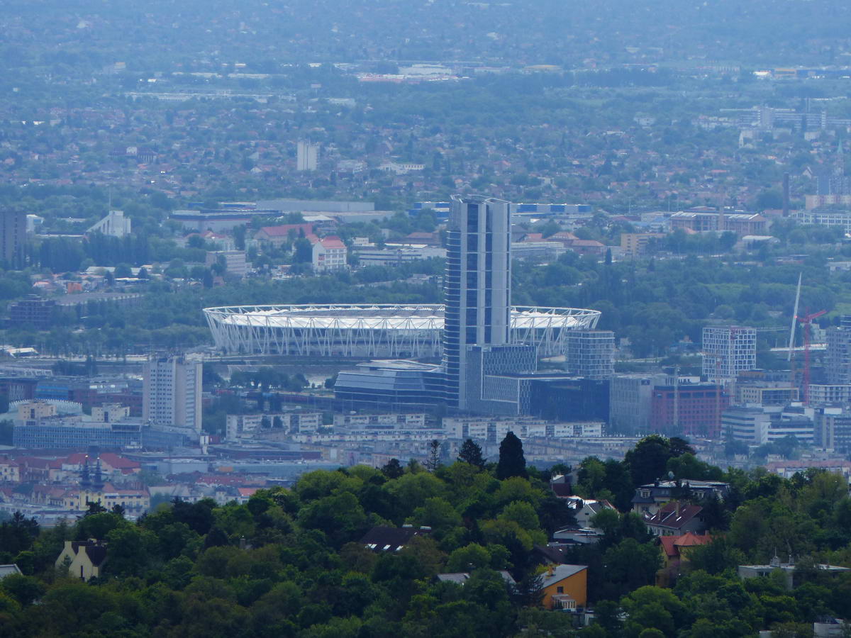 És pár ‘objektum‘ a fényképezőgép legnagyobb zoomjával. Ez a MOL torony a mögötte álló atlétikai stadionnal.