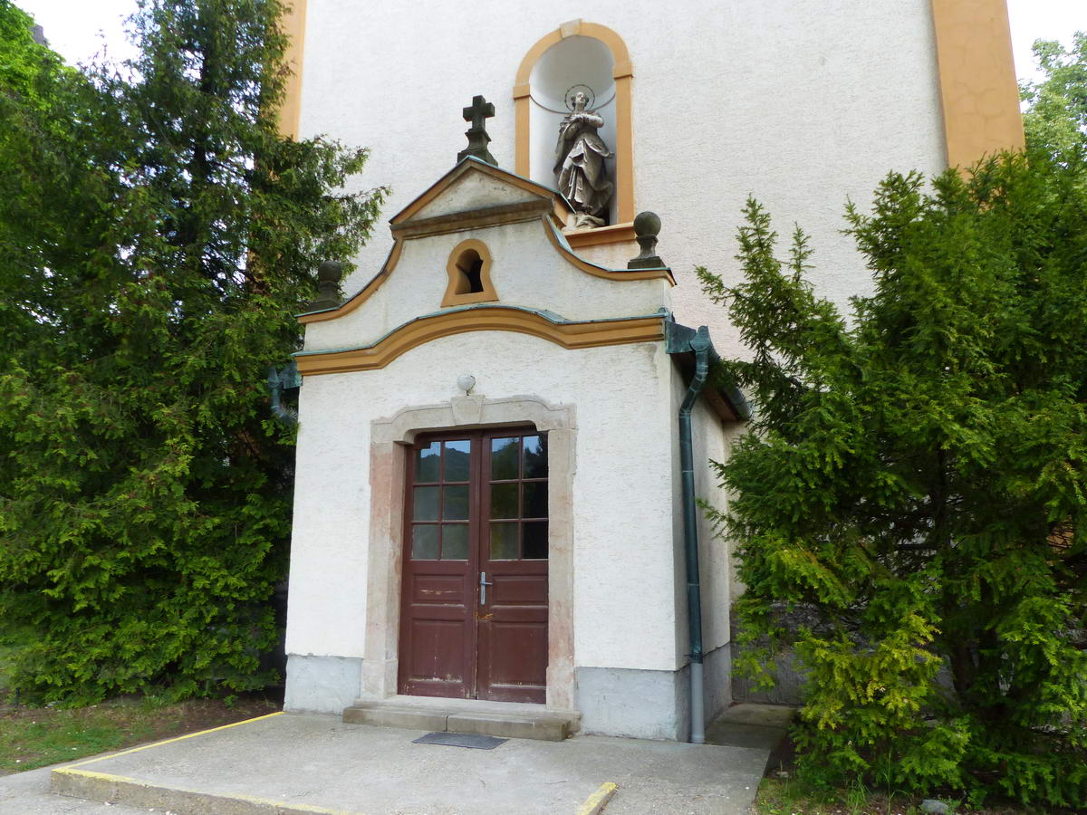 Furcsa kis ‘előszoba‘ áll a templom kapuja előtt