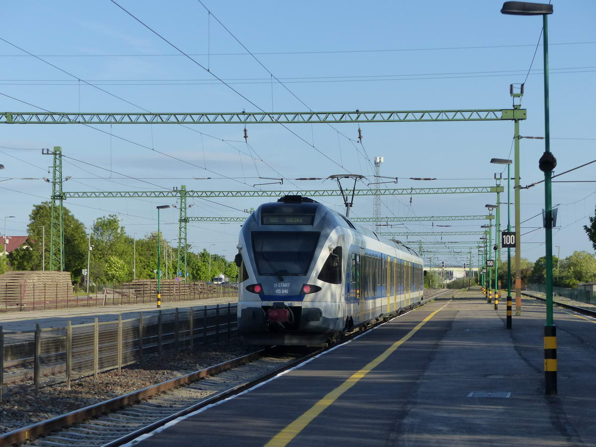 Továbbindul a biatorbágyi vasútállomásról a Stadler Flirt, amellyel megérkeztem Kelenföldről