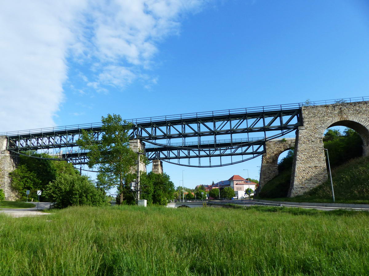 A már használaton kívüli vasúti viaduktok a Füzes-patak völgyét hidalják át