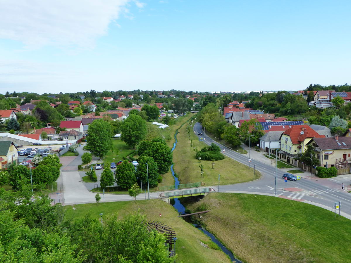 Kilátás a viaduktról a Füzes-patak völgyére és a majális parkjára