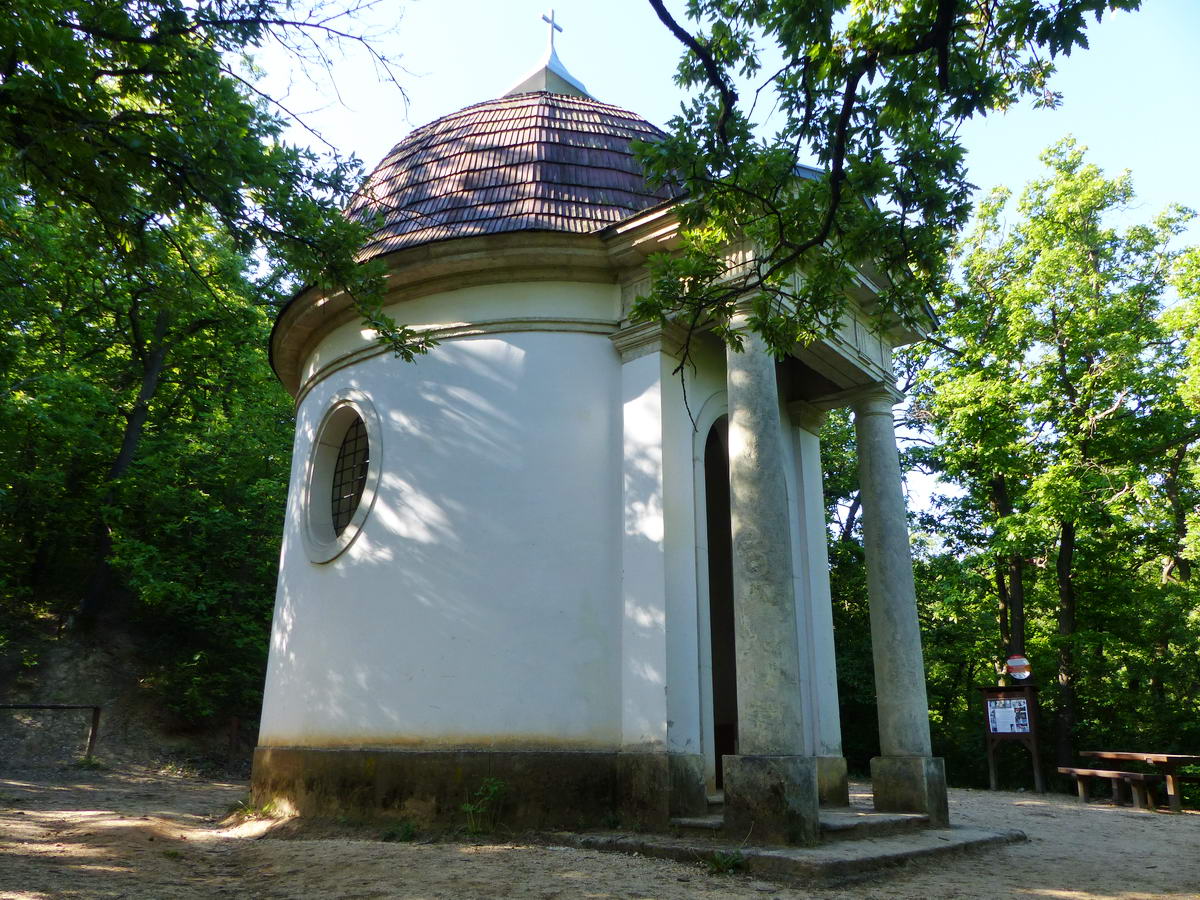 Az Iharos erdős oldalában áll a Szily kápolna