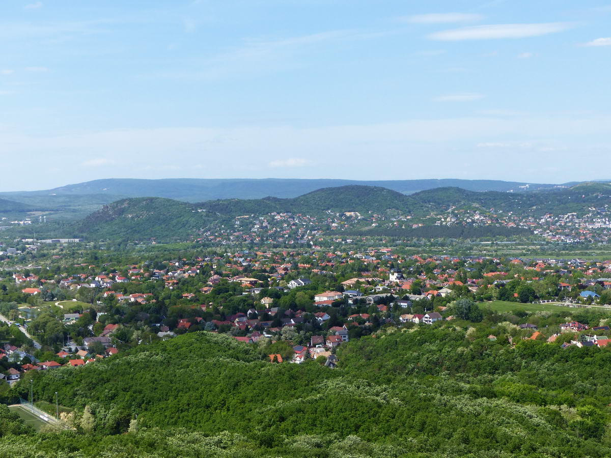 ...és Törökbálintra. Háttérben a Csíki-hegyek sora húzódik.