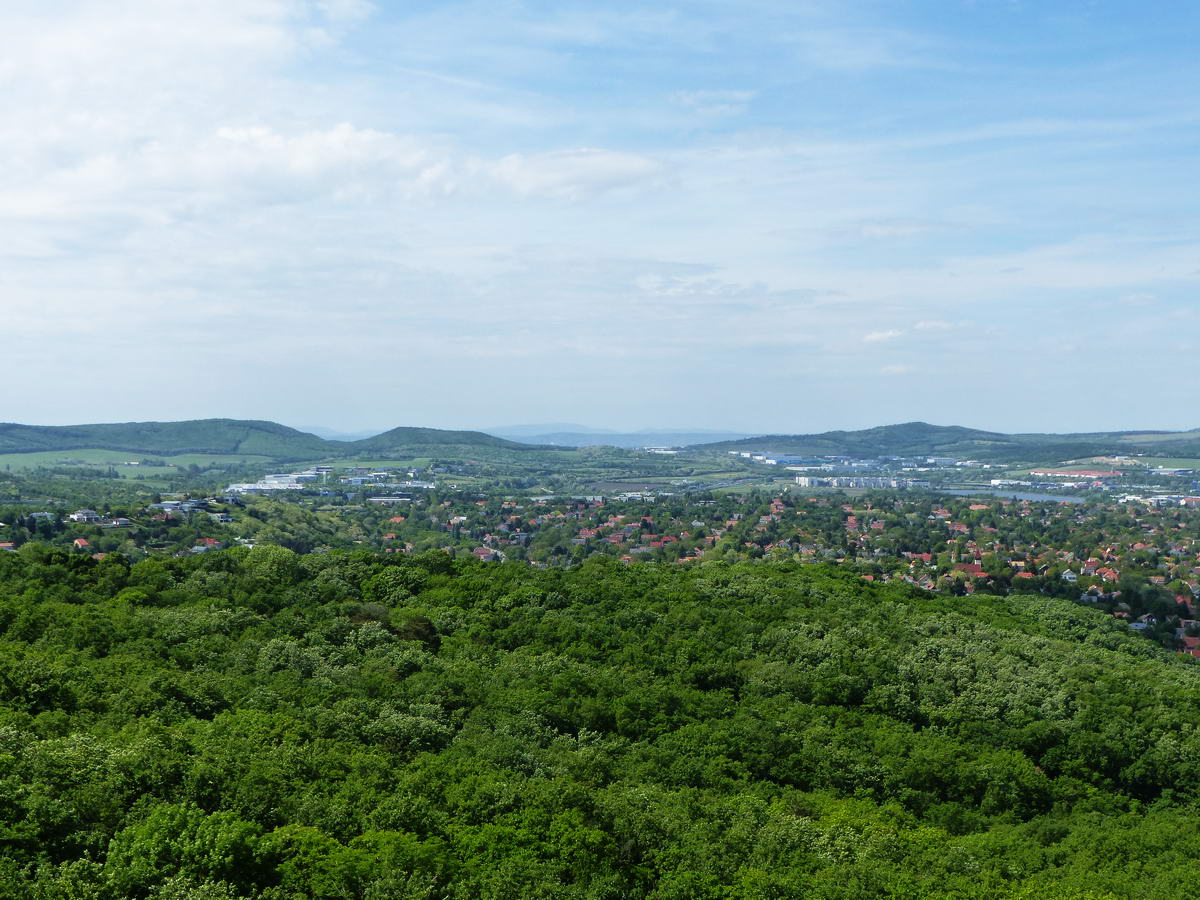 A távolban balra a Kőhegy és az Iharos