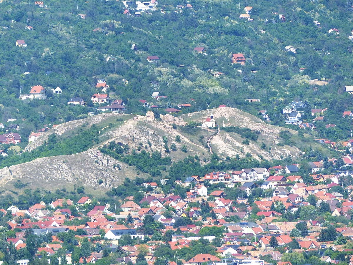Lőttem maximális zoommal egy felvételt a Budaörs feletti Kő-hegy kis kápolnájáról...