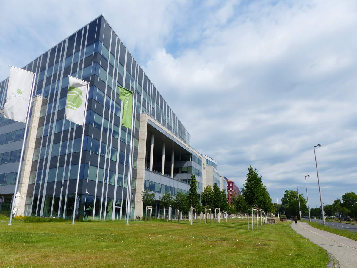 Az Infópark és az ELTE épületei előtt vezet a kerékpárút