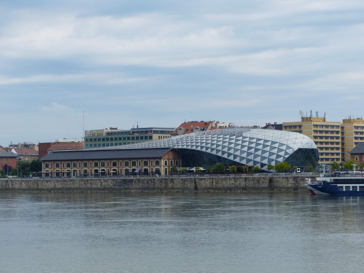 Feltűnt a pesti oldalon a Bálna épülete is