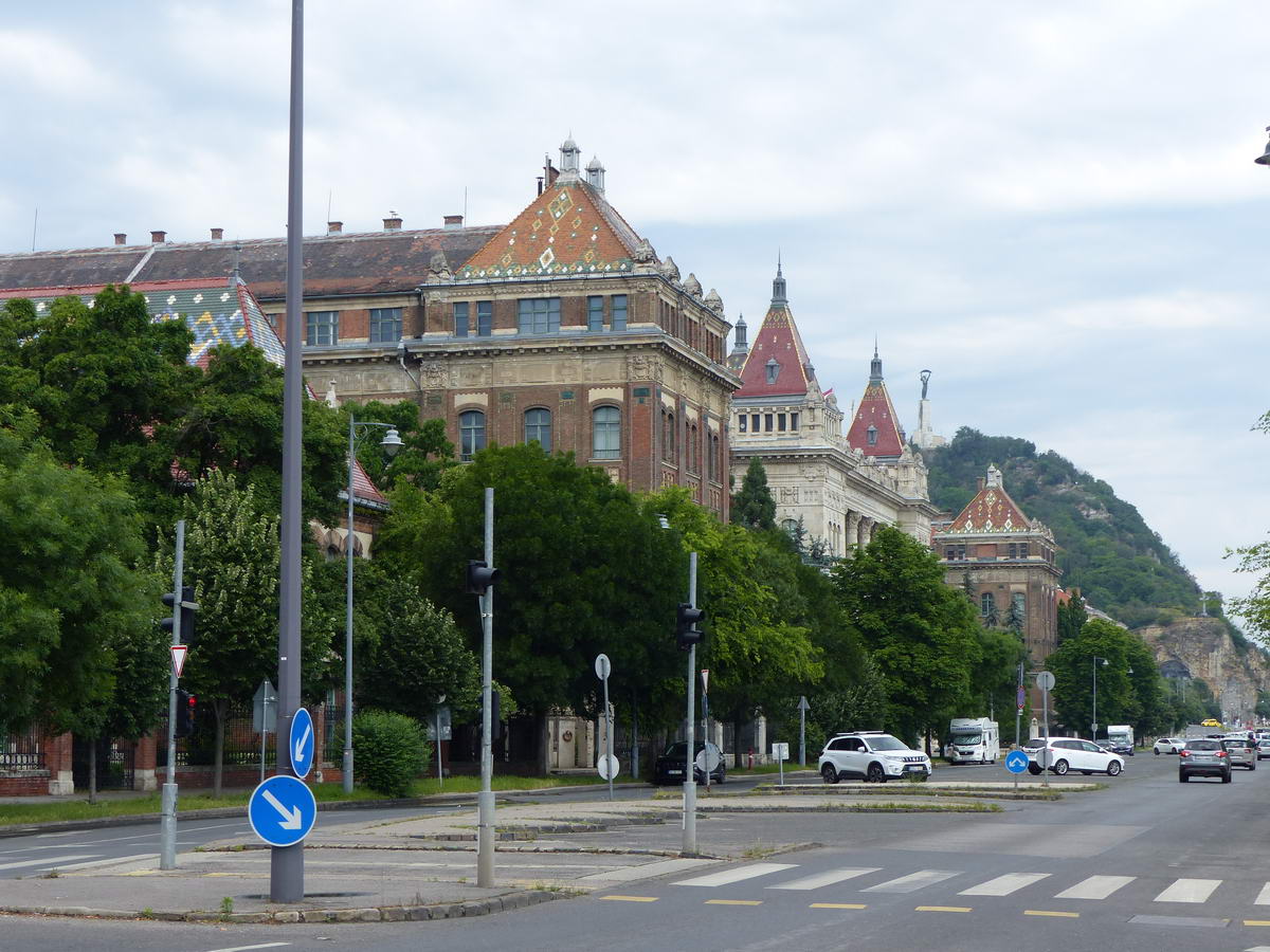 A Műegyetem központi épületétől már látszik a Gellért-hegy