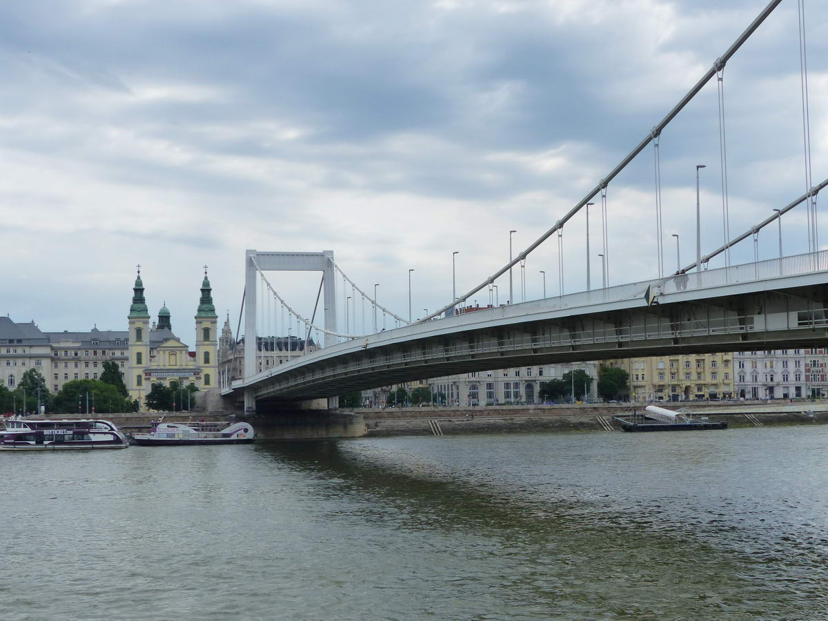 Pár perc múlva már az Erzsébet hídnál jártam