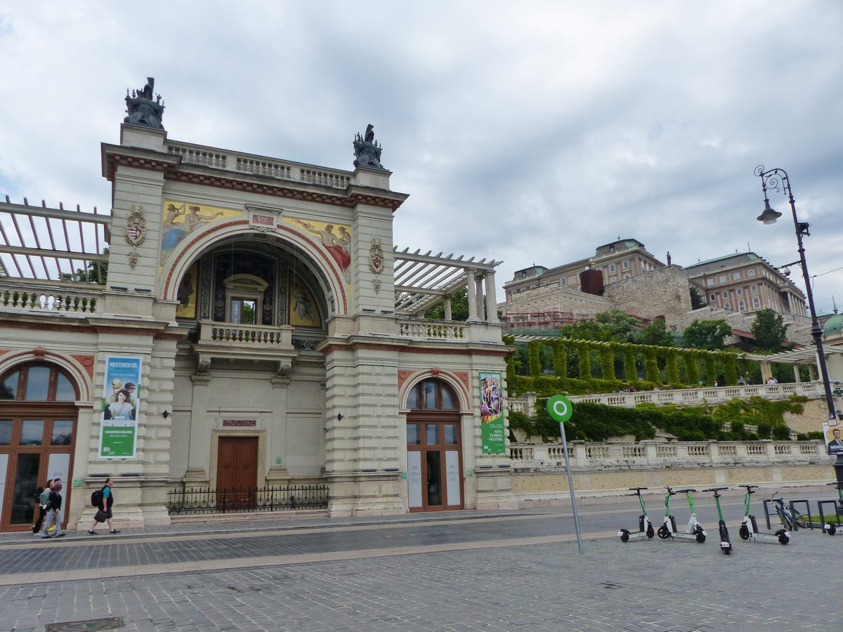 A Várkert Bazár falai felett feltűnt a palota is