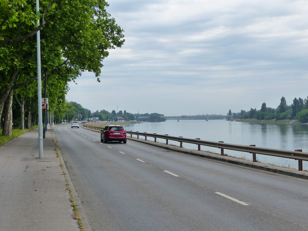 A rakparti kerékpárúton az Árpád híd felé