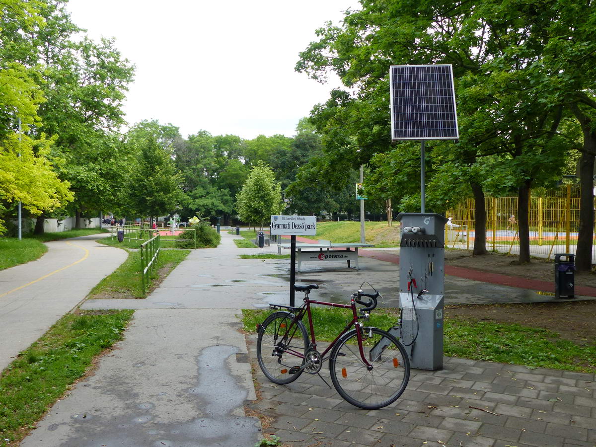 Kerékpáros szervizpont a Gyarmati Dezső park sarkán