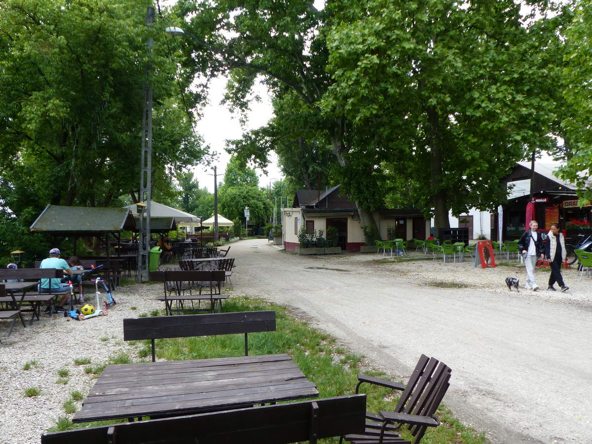 Utunk legészakibb pontján érdemes megpihenni a Római-part büféi, vendéglői között
