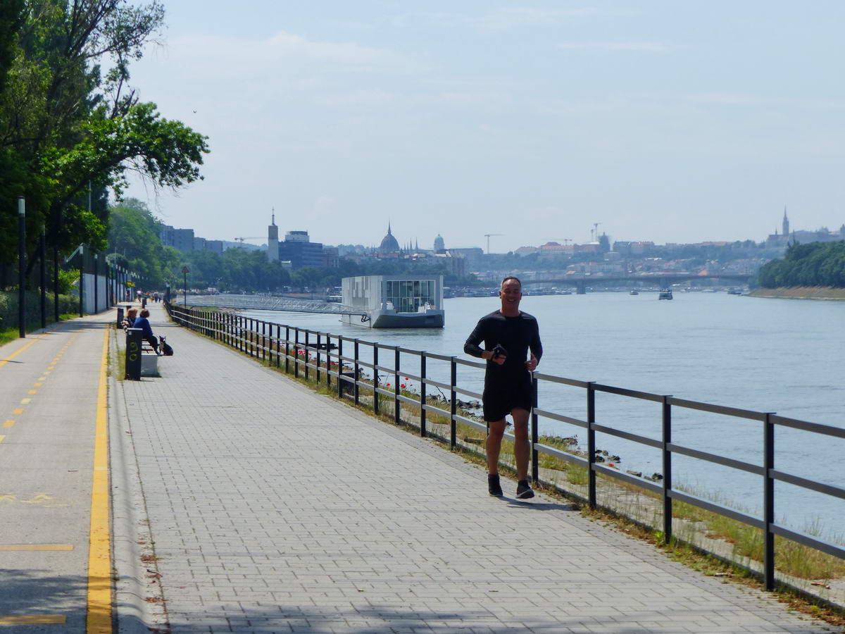 A Duna-parti sétány és kerékpárút az Árpád híd után