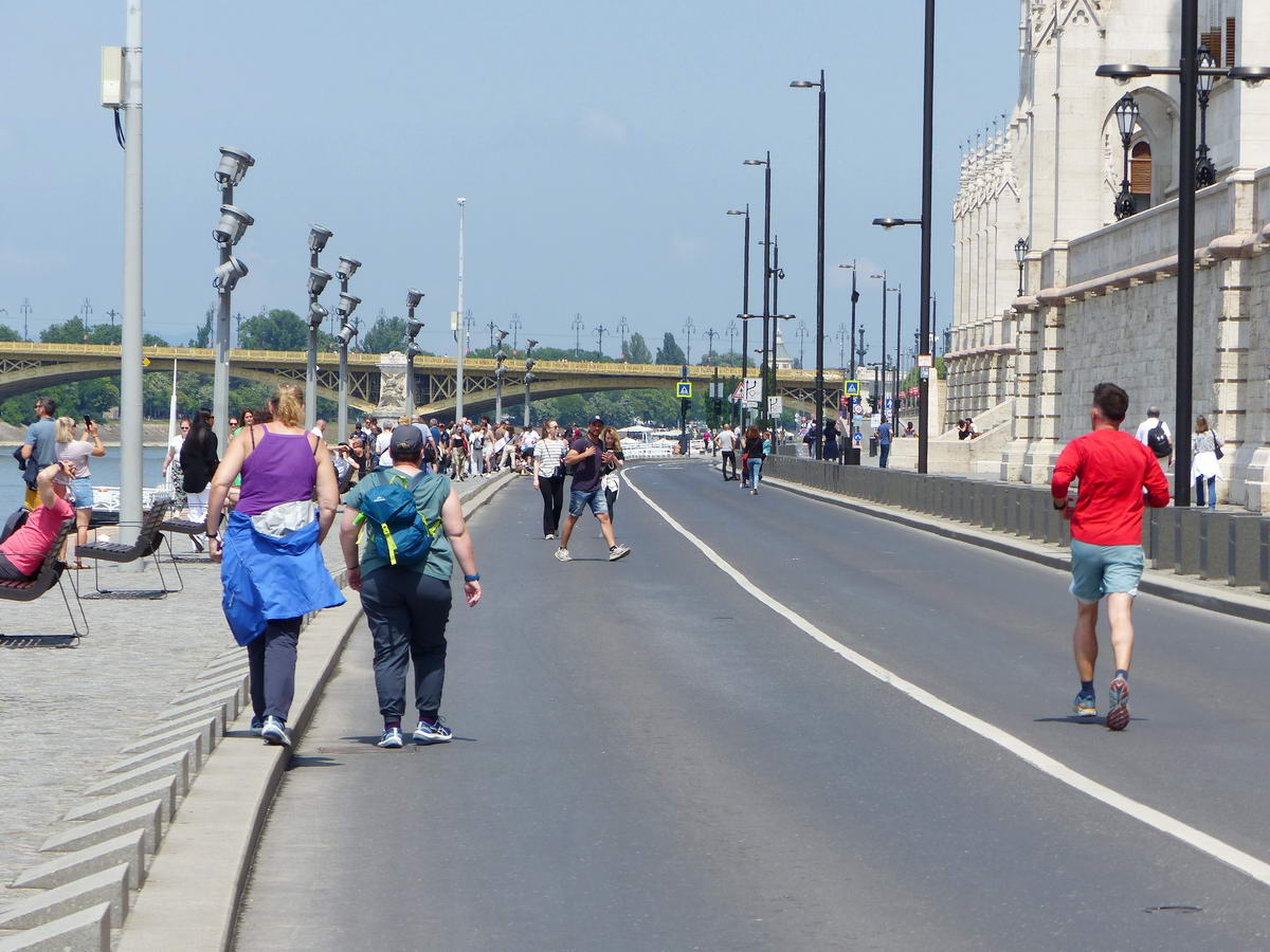 A gyalogosok veszik birtokba hétvégenként a pesti alsó rakpartot