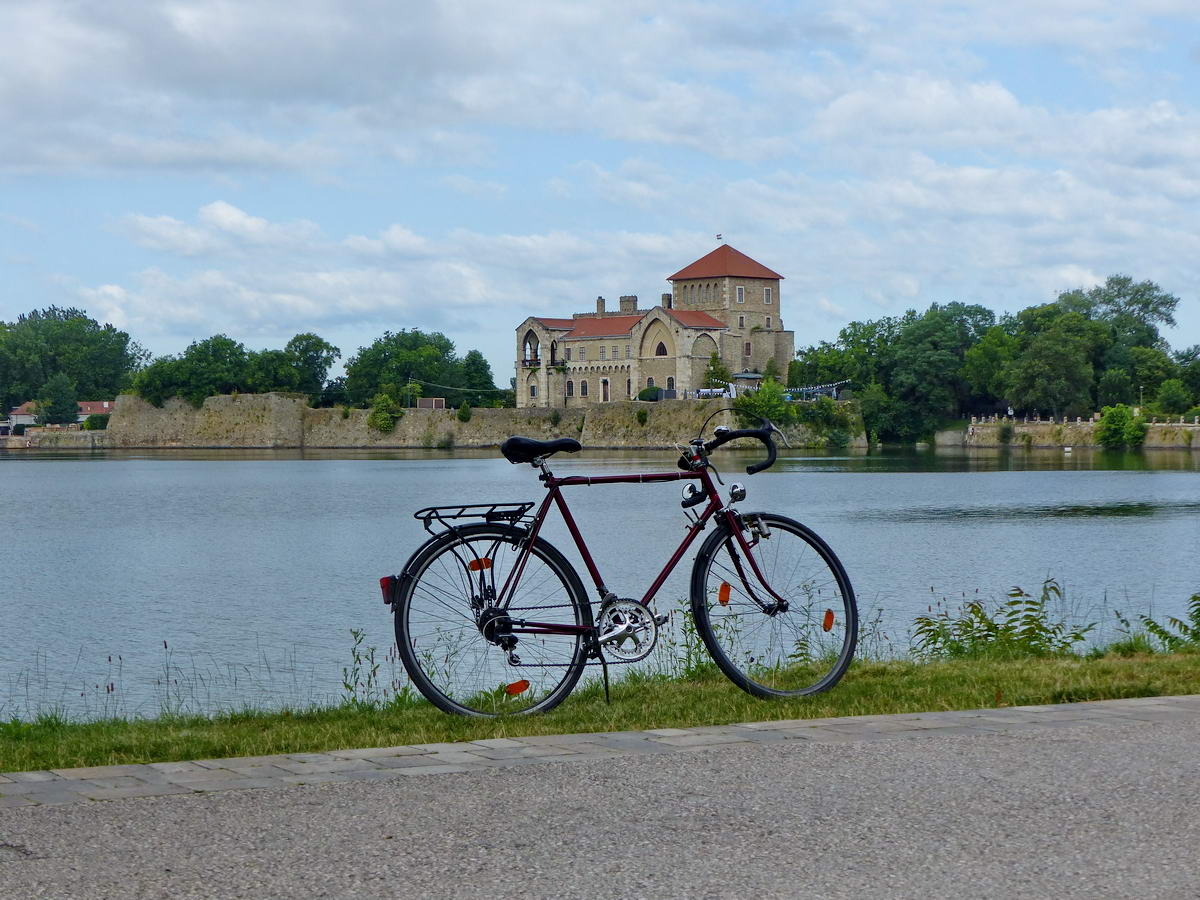 Öreg kerékpárom, a tó és a várkastély egyetlen képen