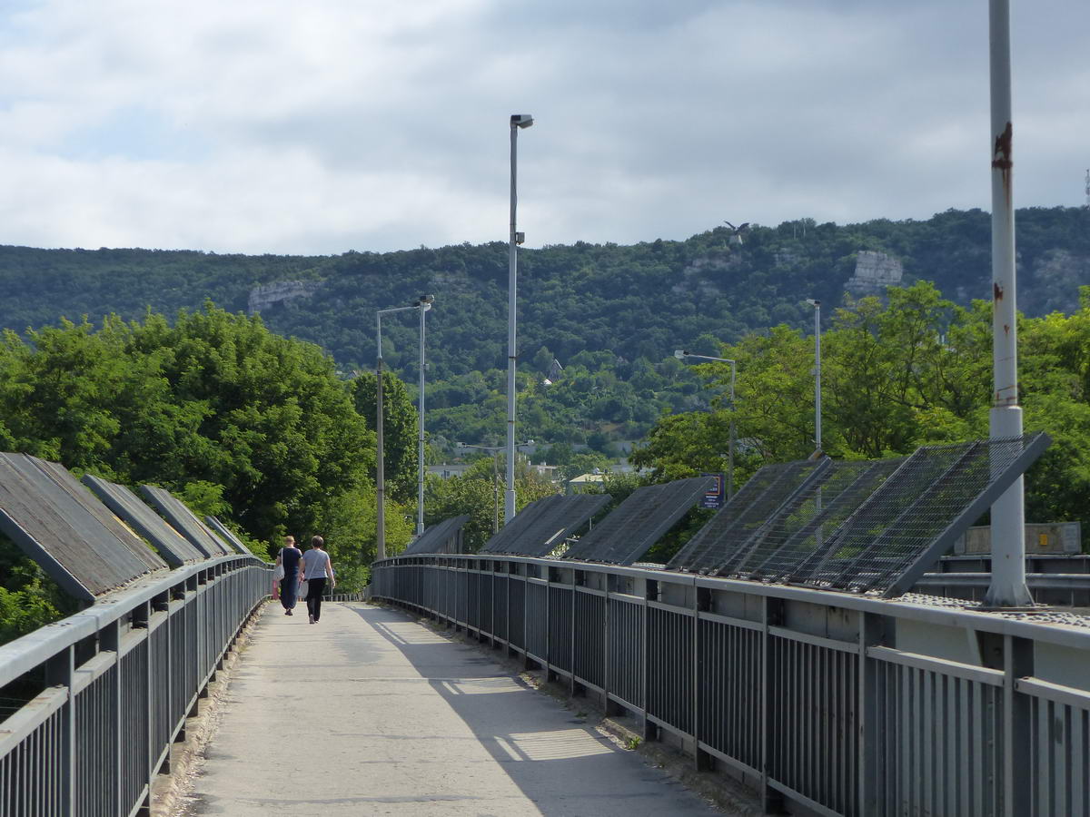 A vasútállomás felett átvezető hídról már jól látszik a Turul is