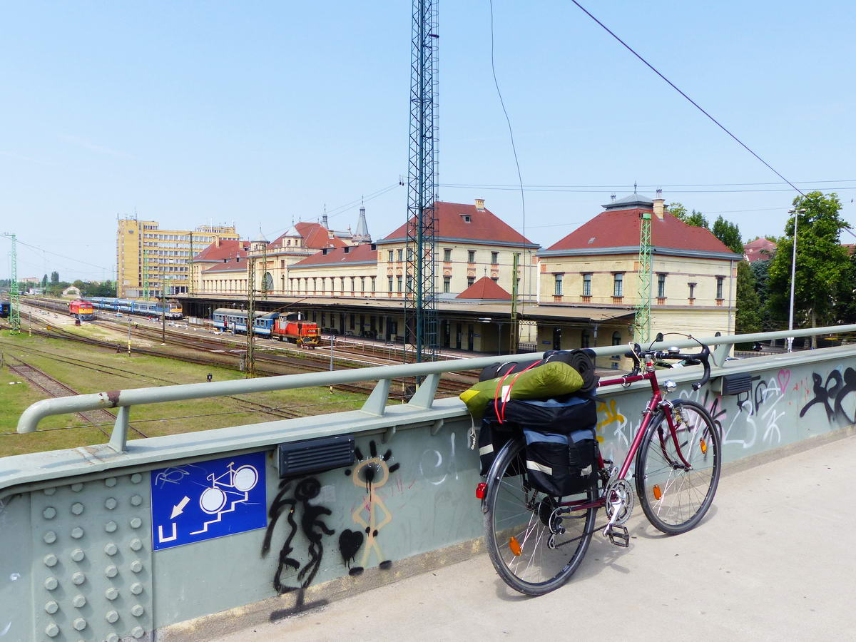 A vasútállomás vágányai feletti gyalogoshídon áll a kerékpár. Itt ért véget ez a két és félnapos kerékpártúra.