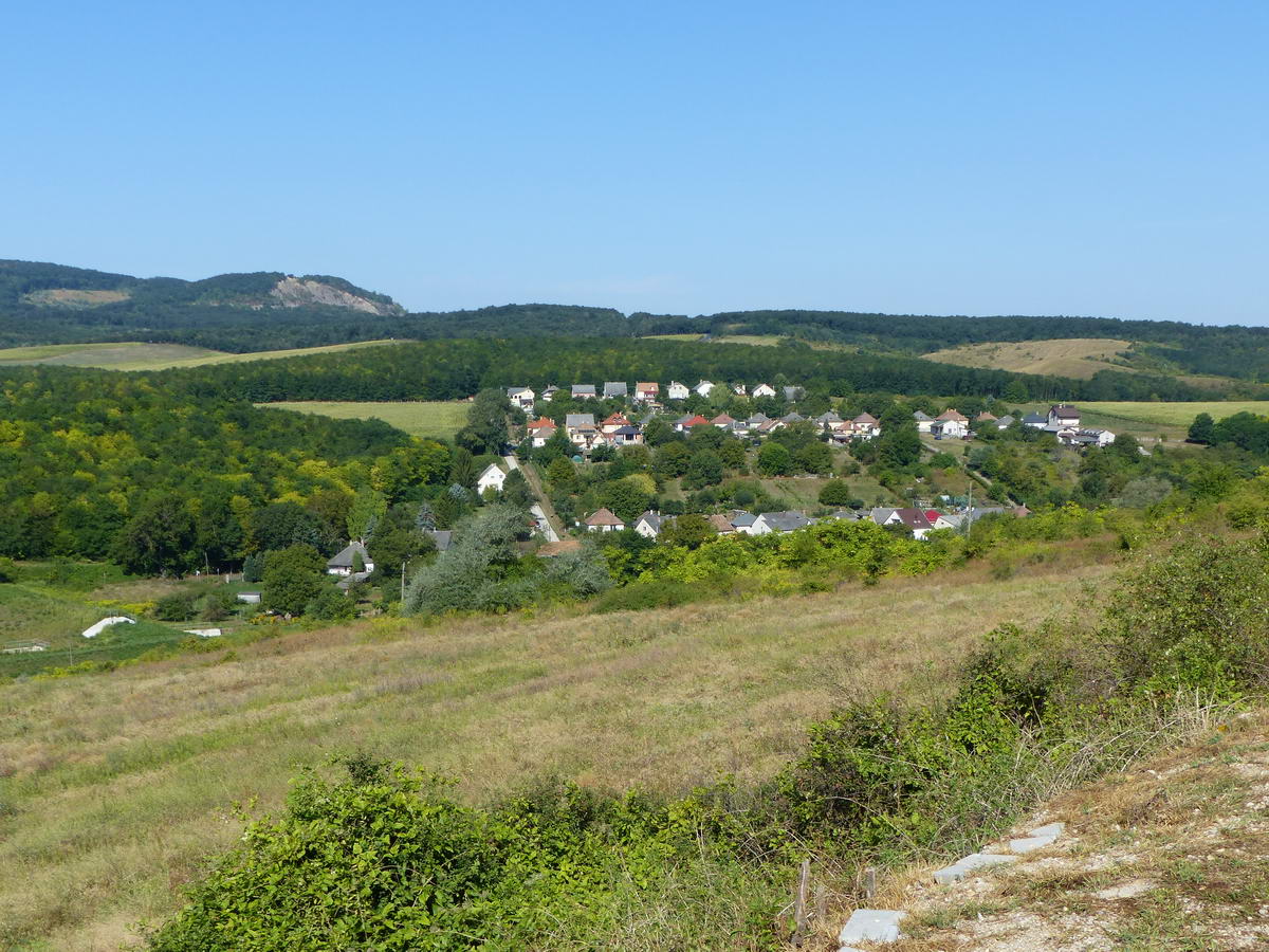 Megpillantottam Bajót szélső házait