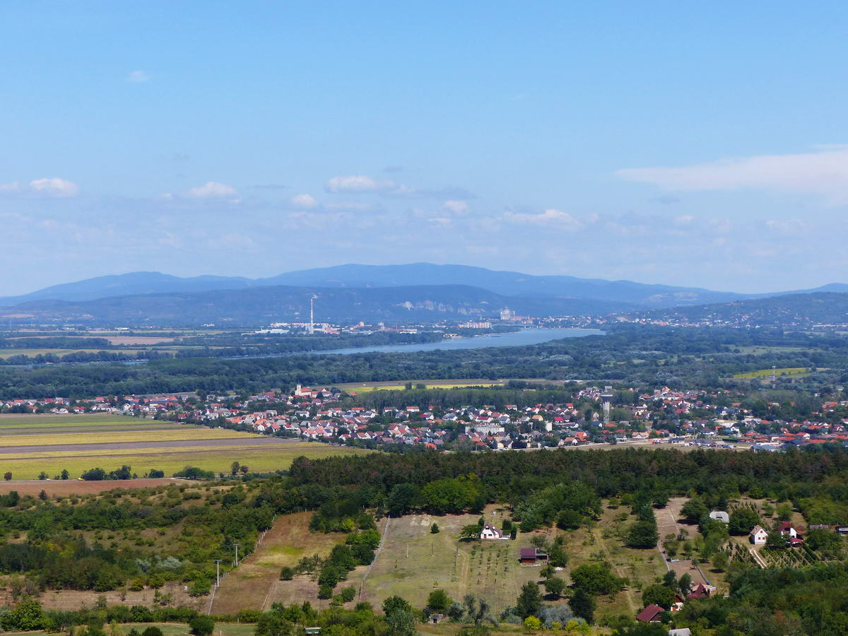 Játék a fényképezőgép zoomjával. Így már látszanak Esztergom és Párkány házai is