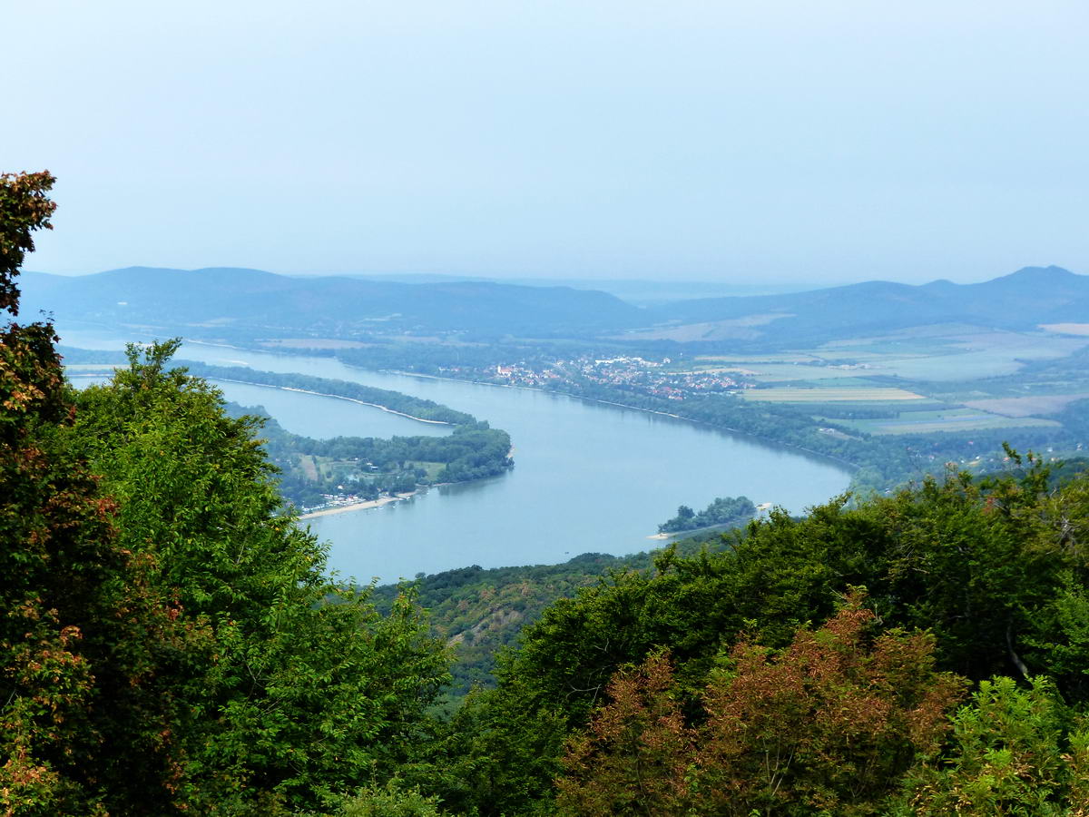 A Dunakanyar nyugati végén jól látszik Szob is