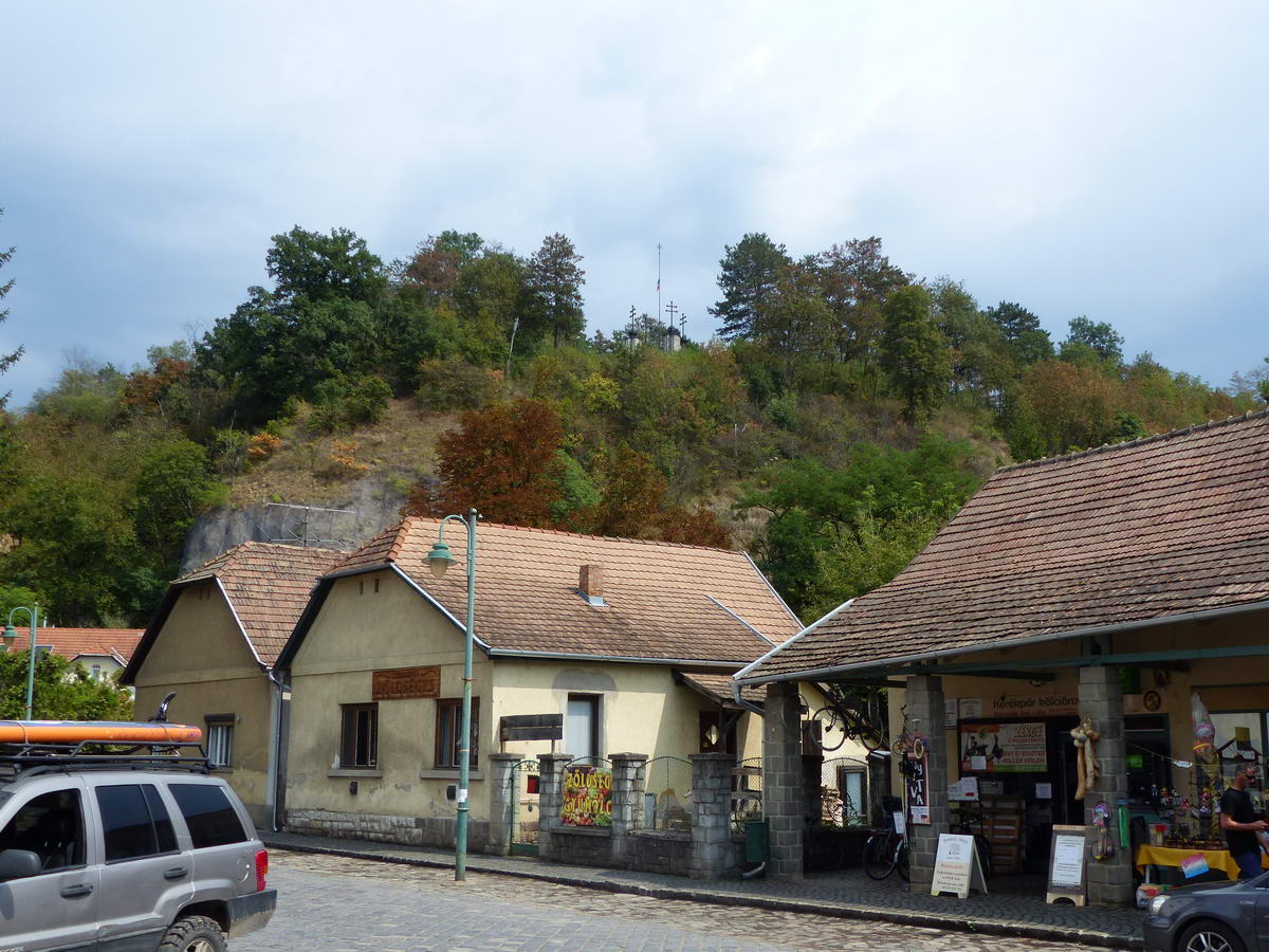 Feltekintés a templomtól a Trianoni emlékműre