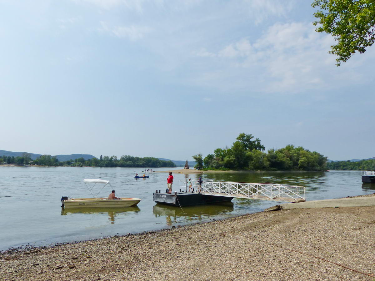 Jól látszik a kicsi Zebegényi-sziget is