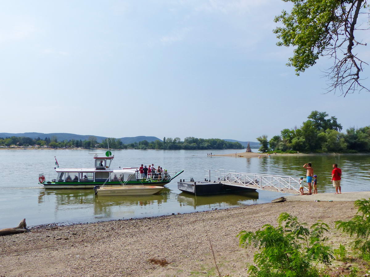 Megérkezett a komp a pilismaróti partról