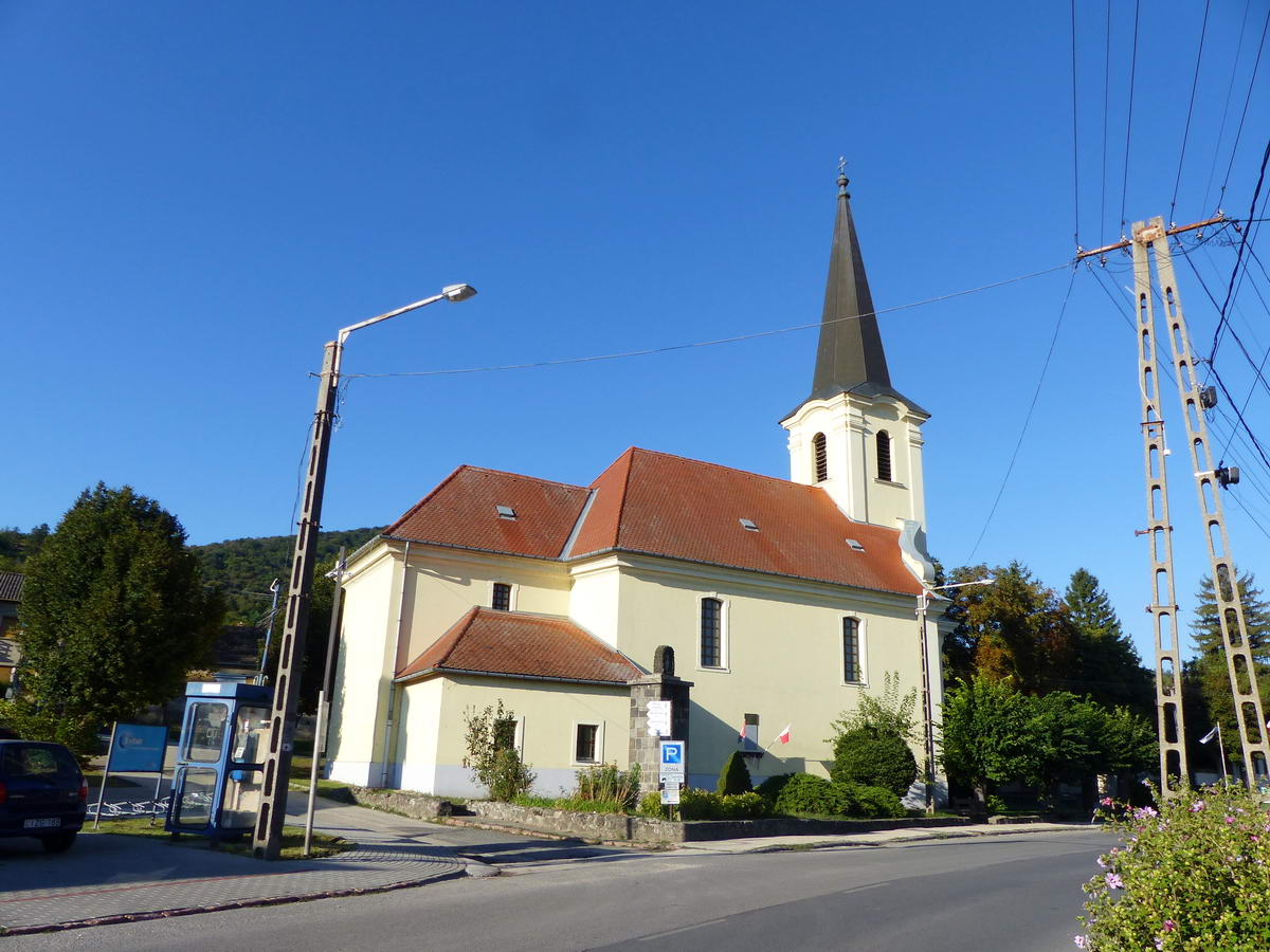 Nyolc órára érkeztem meg Dömösre, a templomnál lévő buszmegállóba