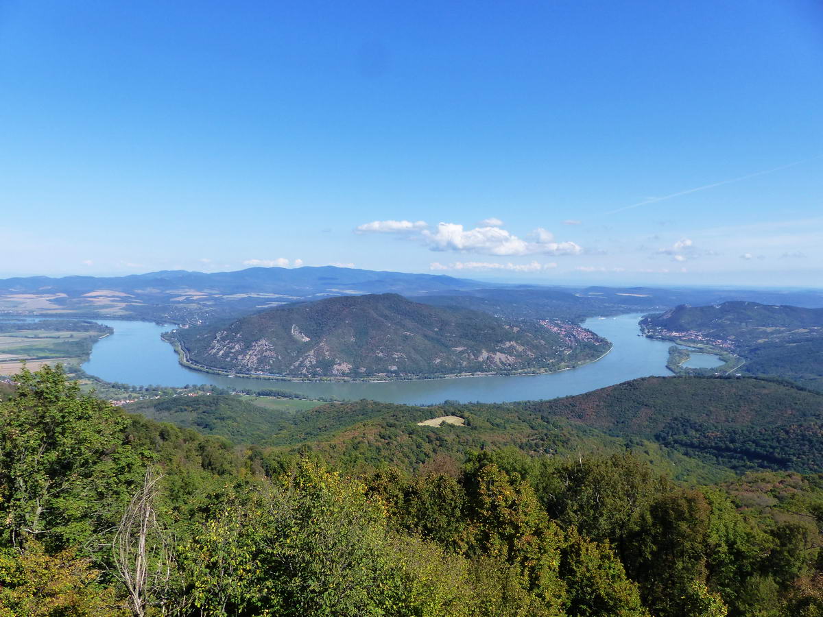 Panoráma a kilátó legfelső szintjéről a teljes Dunakanyarra. Pont középen feltűnik a Kecskehát-rét is. Egy órája még onnan tekintettem fel ide.