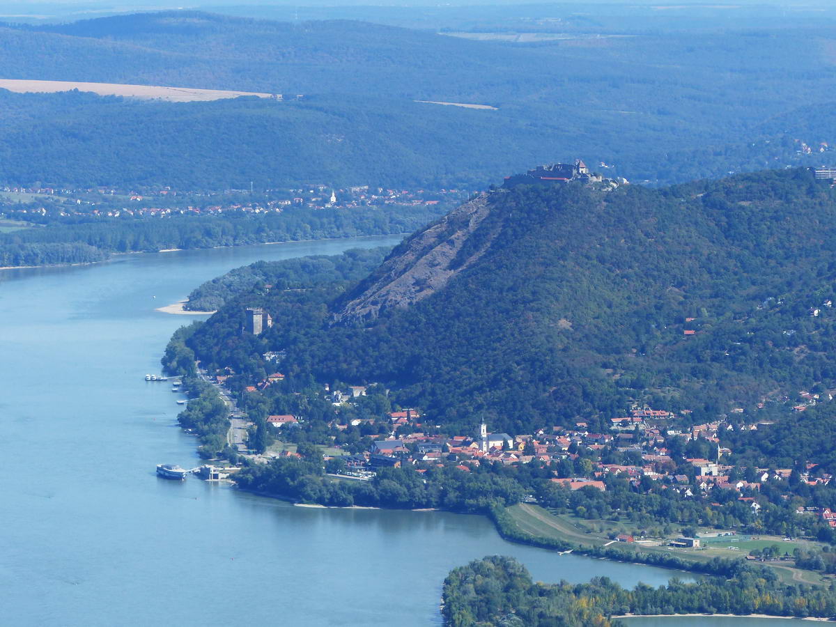 Kicsit rázoomolva Visegrádra feltűnik már a Fellegvár is