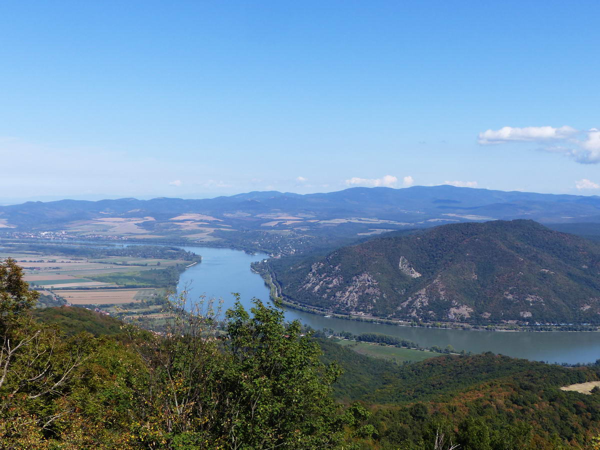 A Dunakanyar bal oldala a távoli Szobbal (balra) és Zebegénnyel (középen)