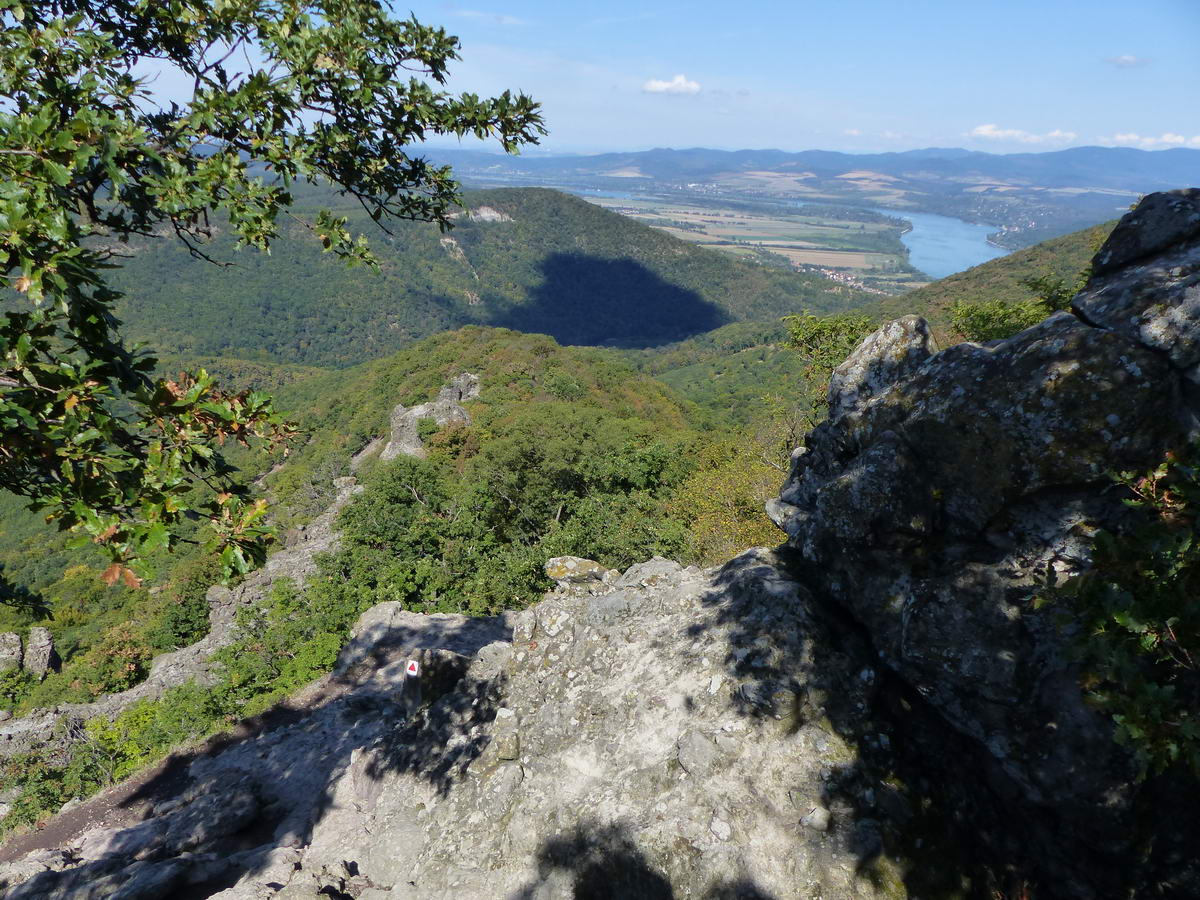 Az első kisebb sziklától végig lehet tekinteni a Vadálló-kövek hosszú során. Mellettük fogok leereszkedni.