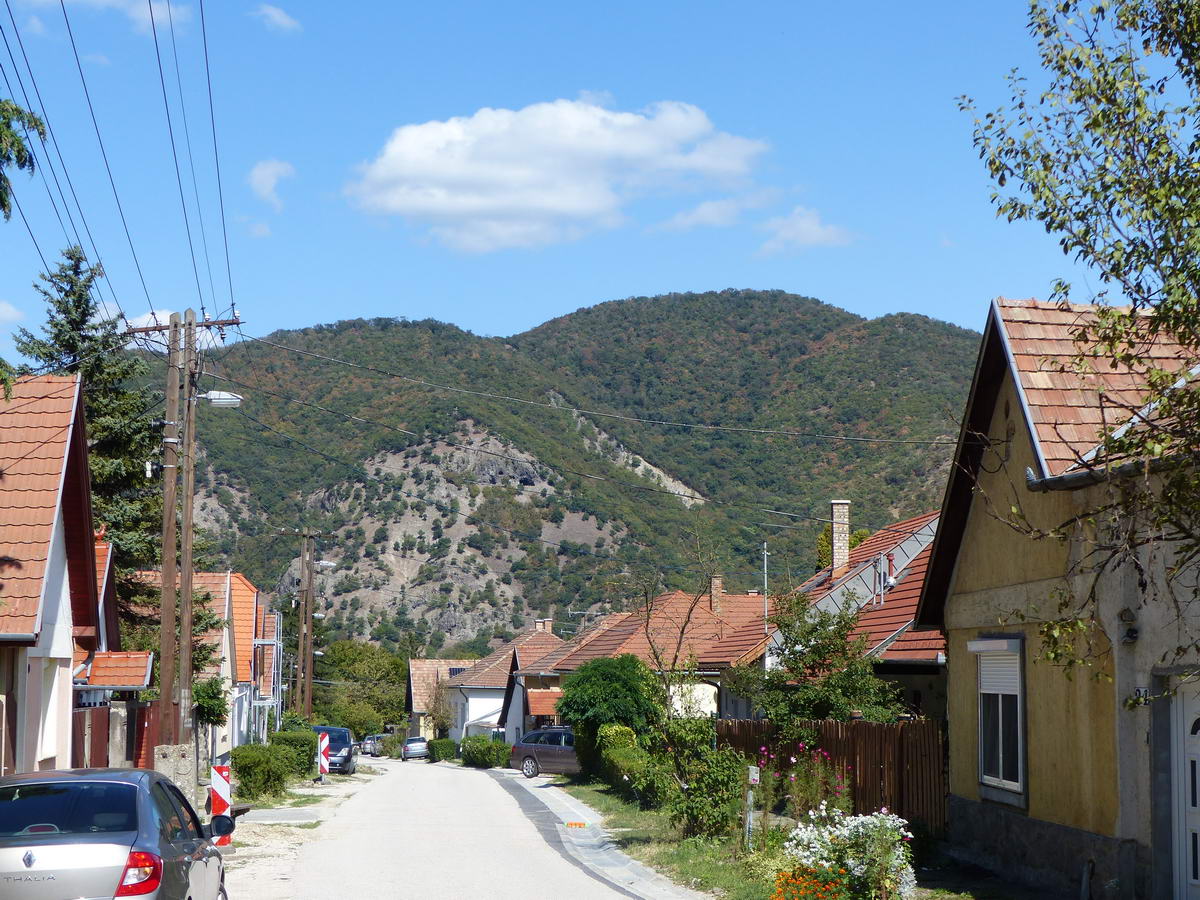 Visszaérkeztem Dömösre. Az utcát lezáró Szent Mihály-hegy már a Duna túlsó partján áll.