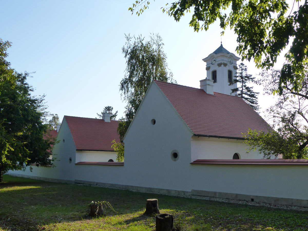 A sárga sáv jelzések gyalogútján a Majki Kamalduli Remeteség hátsó frontjára, a remetelakokhoz érkeztem fel