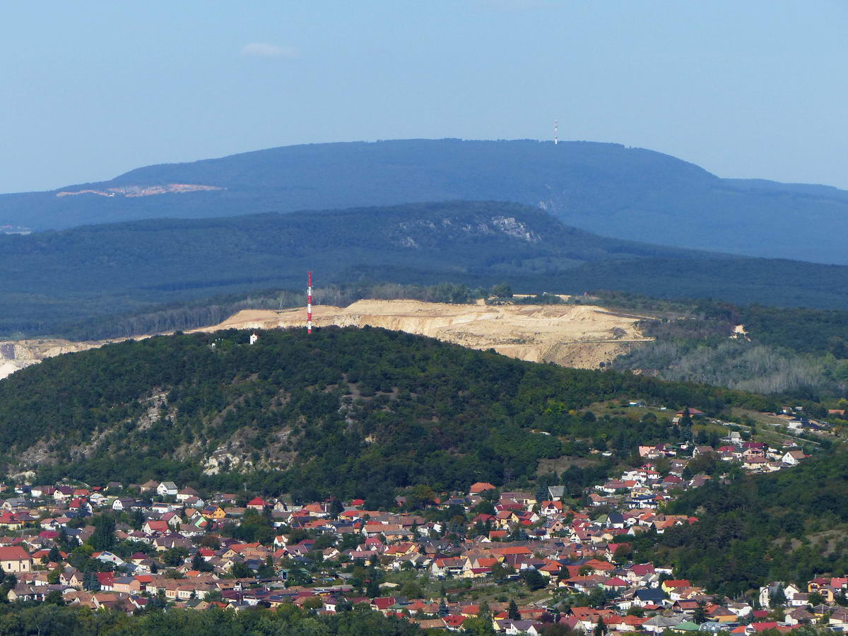 Az előtérben Felsőgalla (ma már Tatabánya része), mögötte a Kálvária-hegy, felette látszanak a Nagy-Keselő bányái, a háttérben a sziklás oldalú Pes-kő, mögötte a Gerecse-tető a TV toronnyal