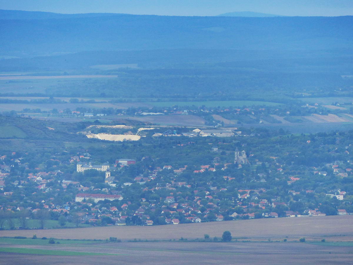 És igen! A fényképezőgép legnagyobb zoomjával már jól látszik a távolban jobbra a zsámbéki romtemplom, balra pedig a Zichy kastély épülettömbje.