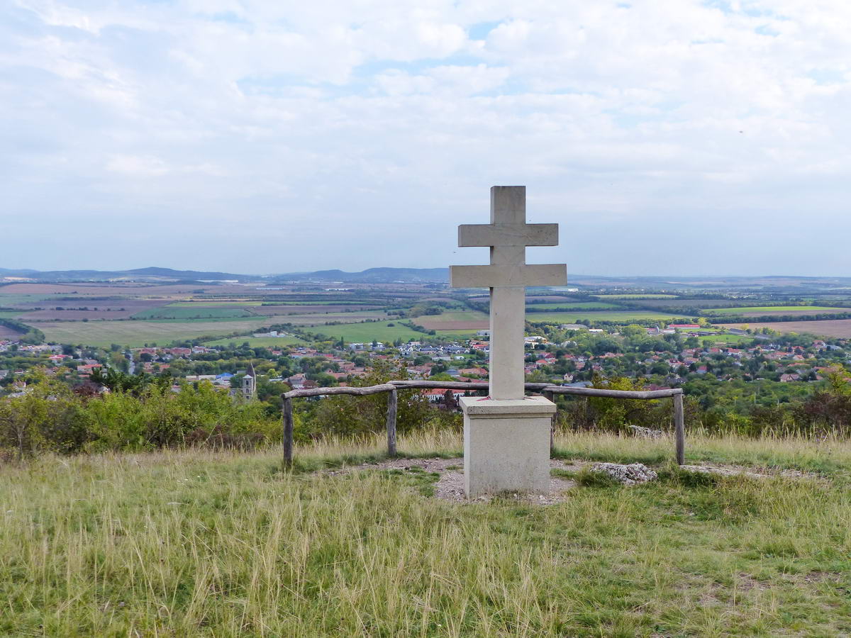 Ez pedig már a pár száz méterrel arrébb álló kőkereszt