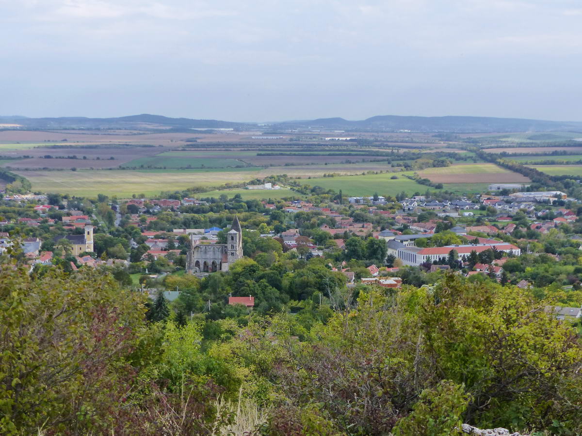 Innen már jól látszanak Zsámbék házai is