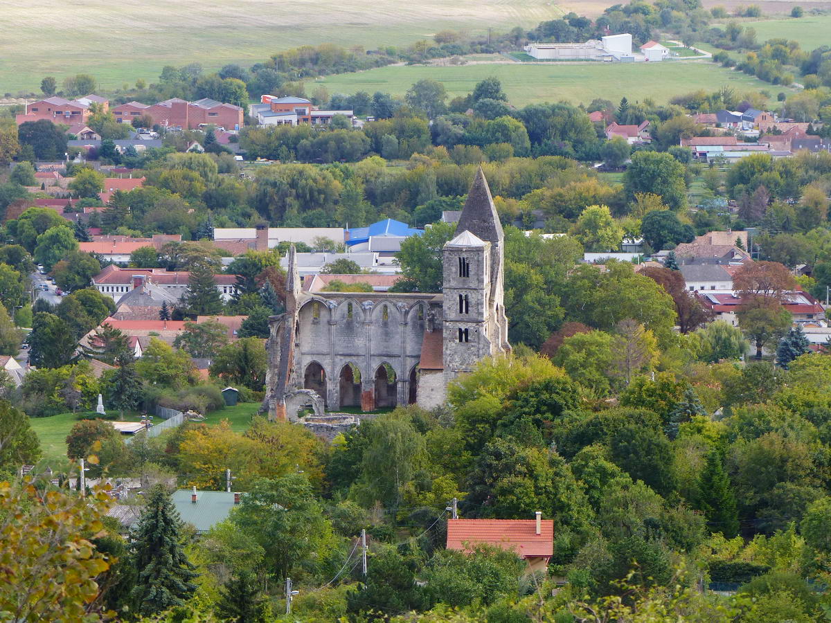 Letekintés a premontrei templomromra és a Zichy kastélyra