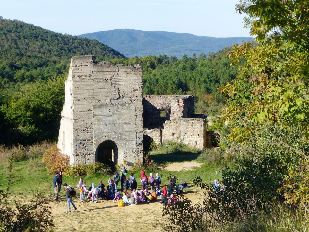 A gyerekcsoport a volt templomtorony tövében gyülekezik éppen