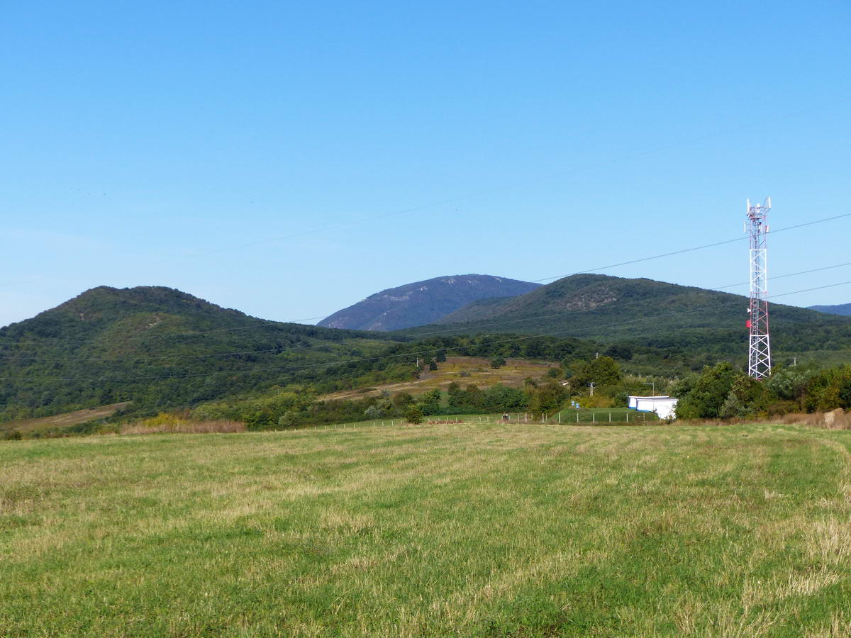 Kilátás a Csobánkai-nyeregből a Ziribárra (balra), a Pilis-tetőre (középen) és a Hosszú-hegy gerincére (jobbra)