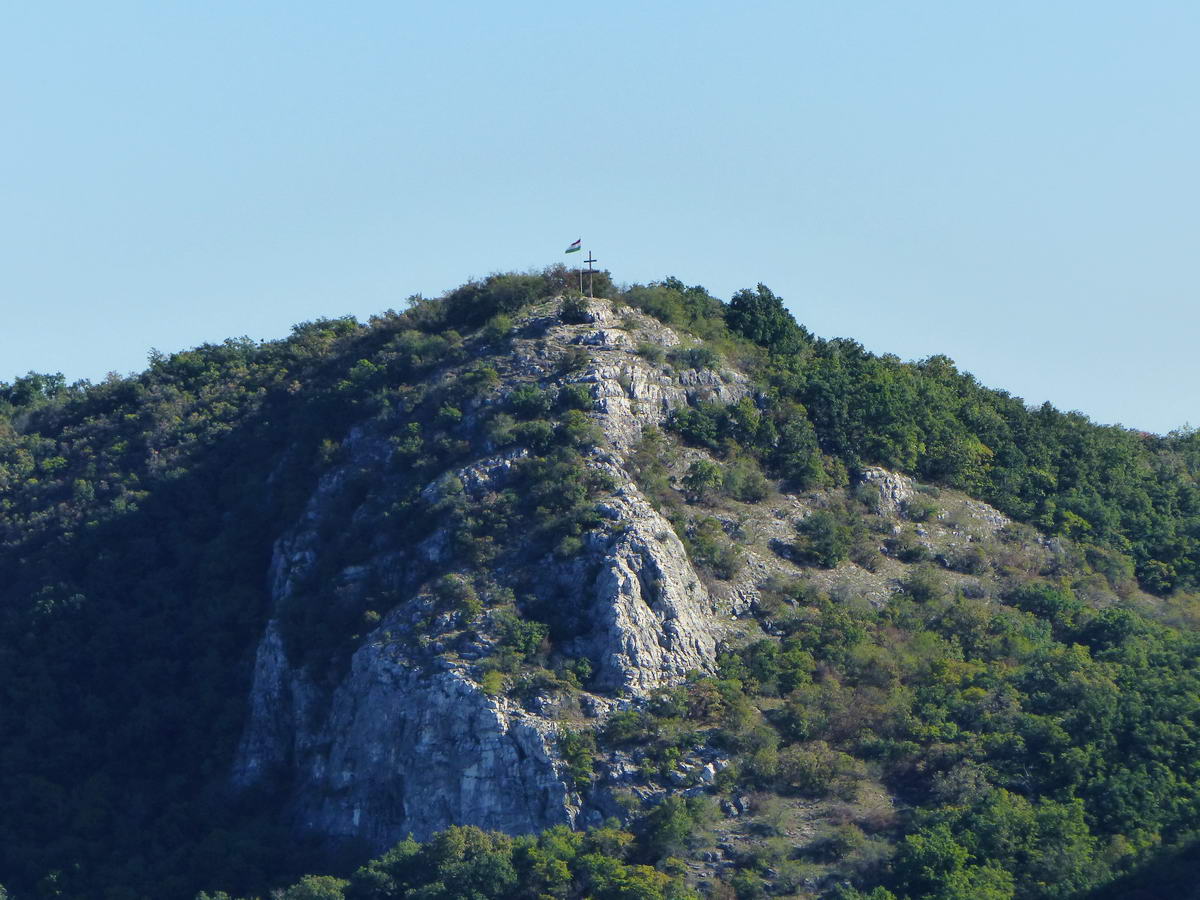 Jó nagy zoommal még a tetőn álló fakereszt is látszik