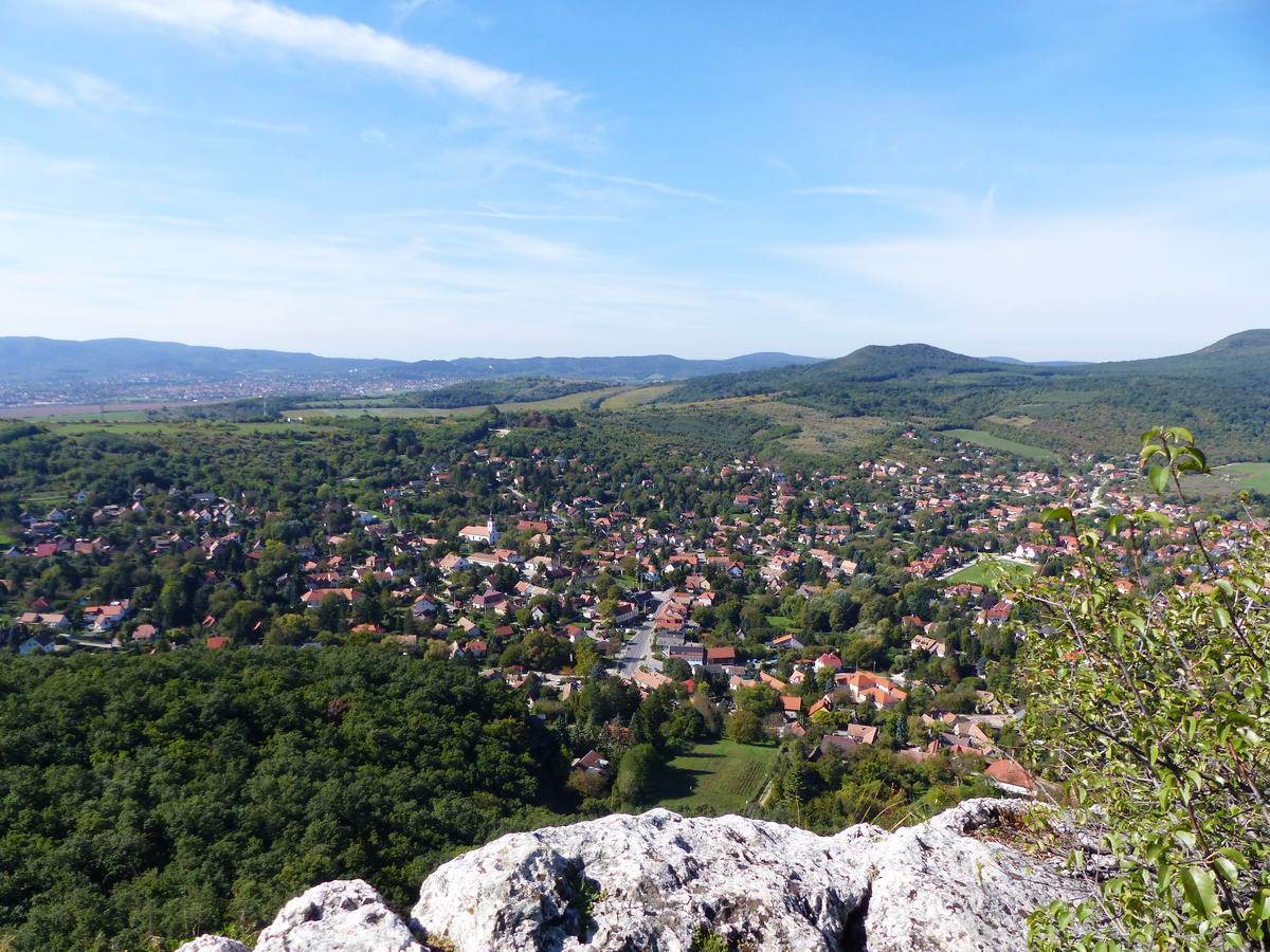 Kilátás a Csúcs-hegy első kilátópontjáról Csobánkára