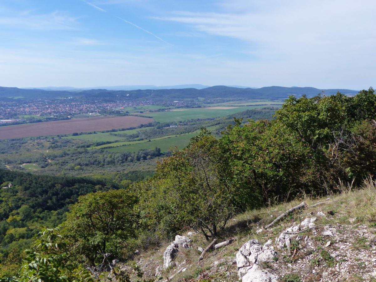 Panoráma a Kis-Kevély nyereghez közelebbi kilátópontjáról nyugat felé...